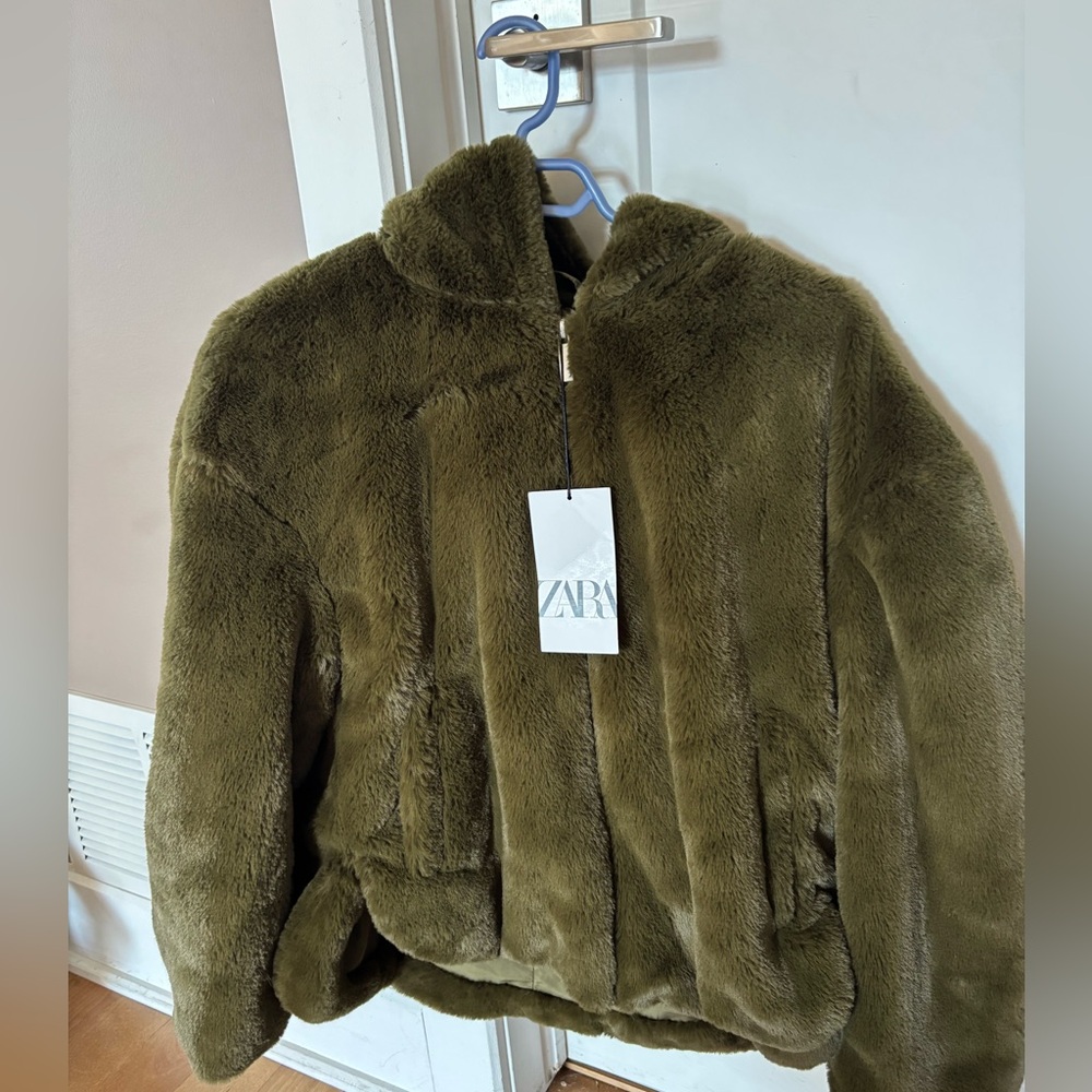 NWT super soft kaki faux fur jacket.  Xs but made big